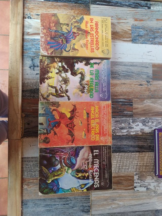 Lote de 4 libros de ciencia ficción a 8 euros!!!