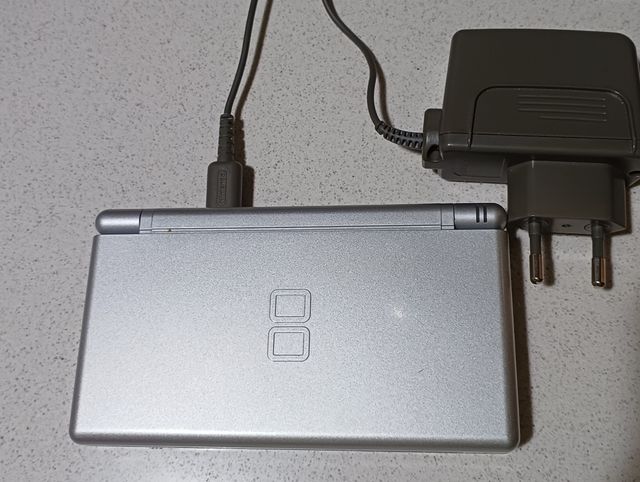 Nintendo DS con cargador.
