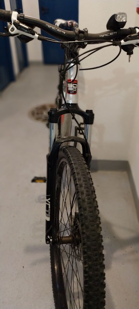 Bicicleta de montaña muy cuidada