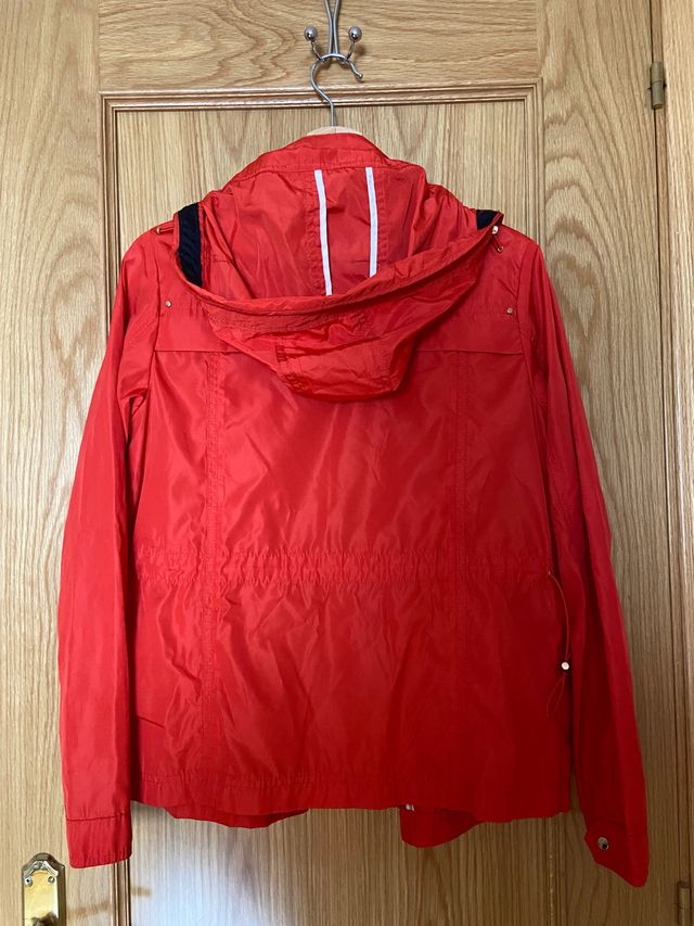 Chubasquero rojo de ZARA