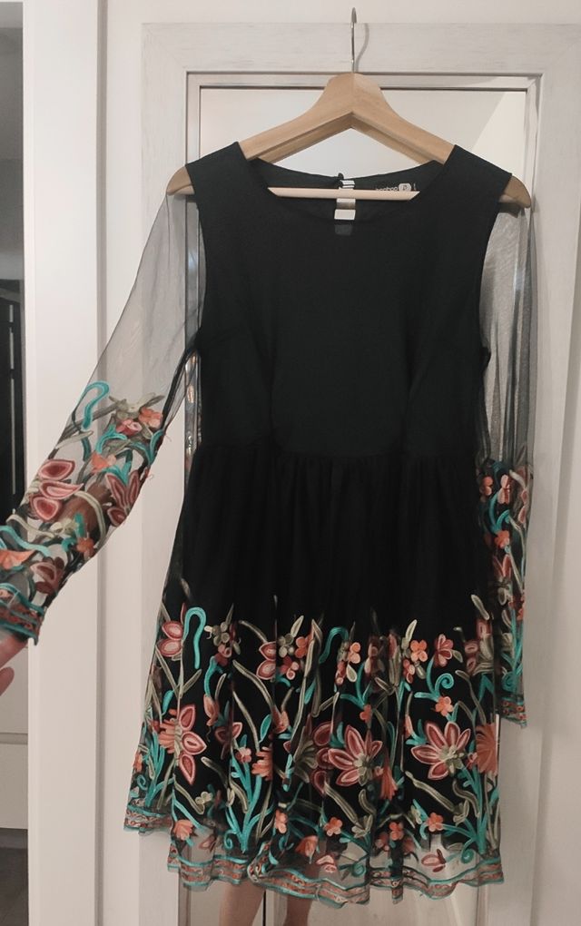 Precioso vestido skater con bordados