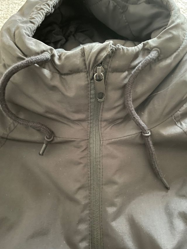 Chaqueta con bolsillo de canguro Pull&Bear (M)
