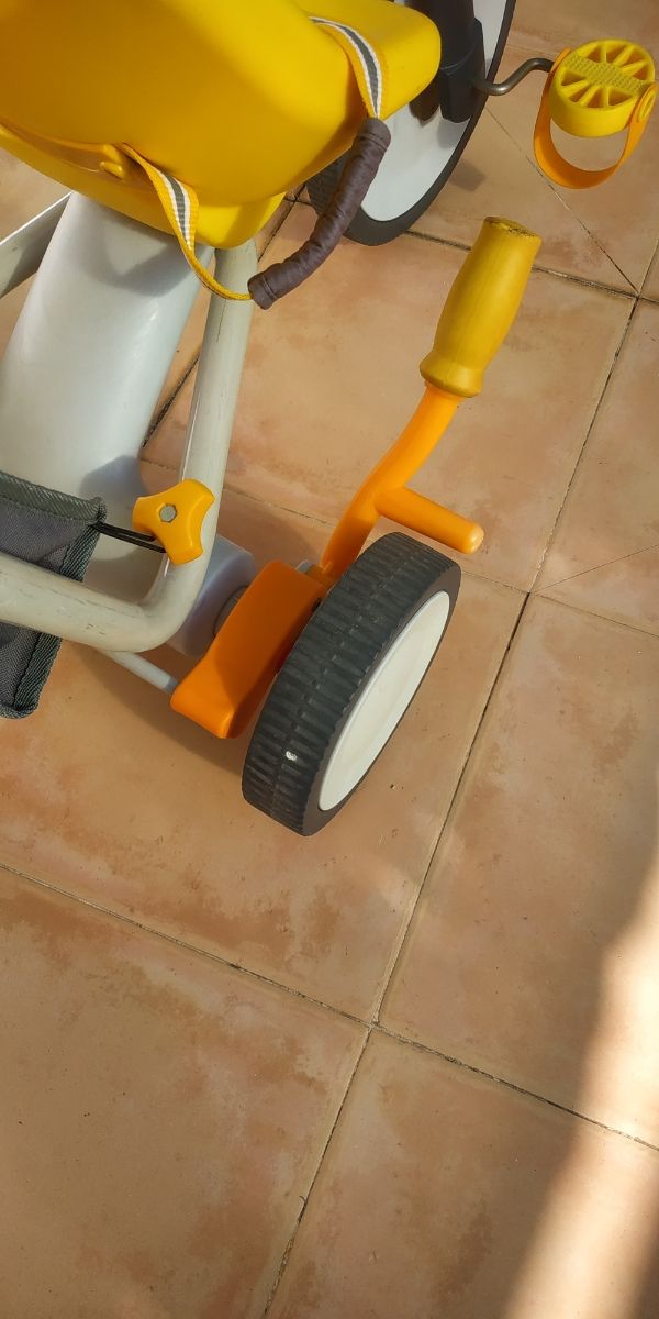 Bicicleta triciclo amarillo