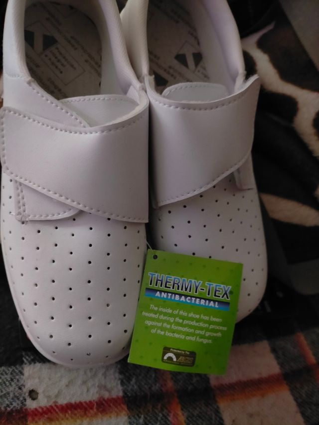 CALZADO SANITARIO ORTOPEDICO Y ANTIBACTERIANO.