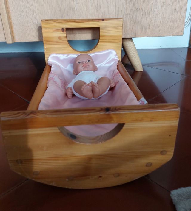 Cuna de muñecos de madera maciza