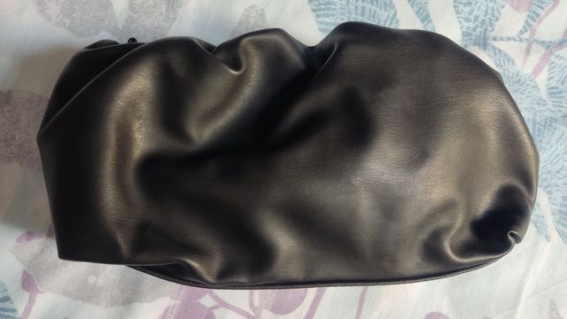 Bolso negro de piel sintética, sin estrenar.