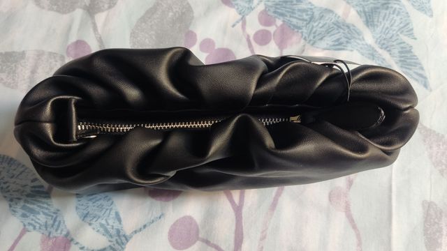 Bolso negro de piel sintética, sin estrenar.