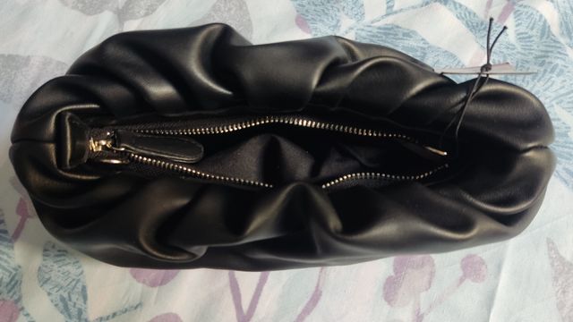 Bolso negro de piel sintética, sin estrenar.