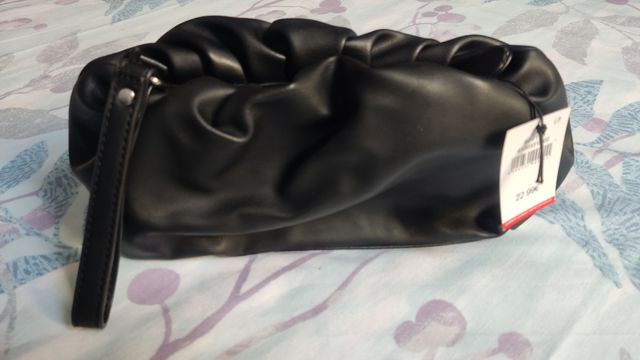 Bolso negro de piel sintética, sin estrenar.