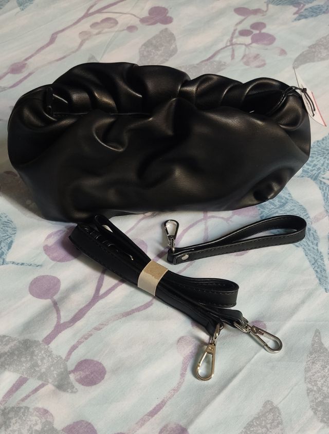 Bolso negro de piel sintética, sin estrenar.