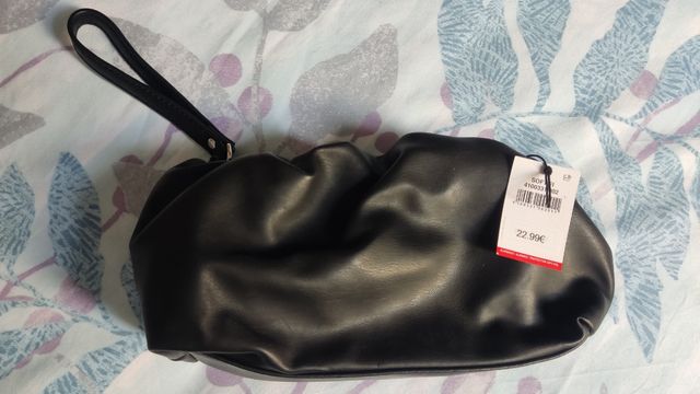 Bolso negro de piel sintética, sin estrenar.