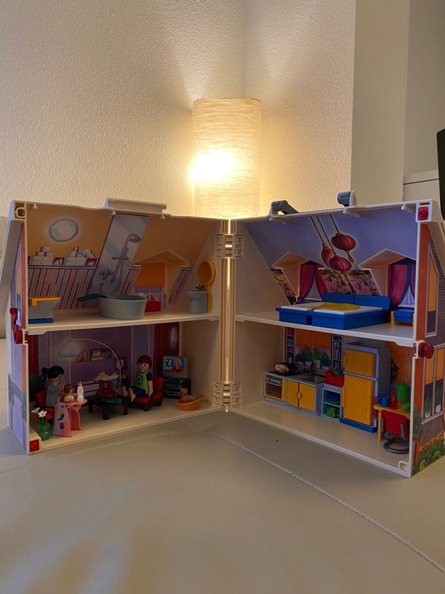 Casita PLAYMOBIL con figuras y accesorios