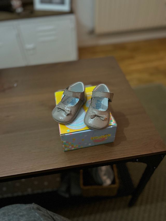 Patuco de charol de bebé talla 17.