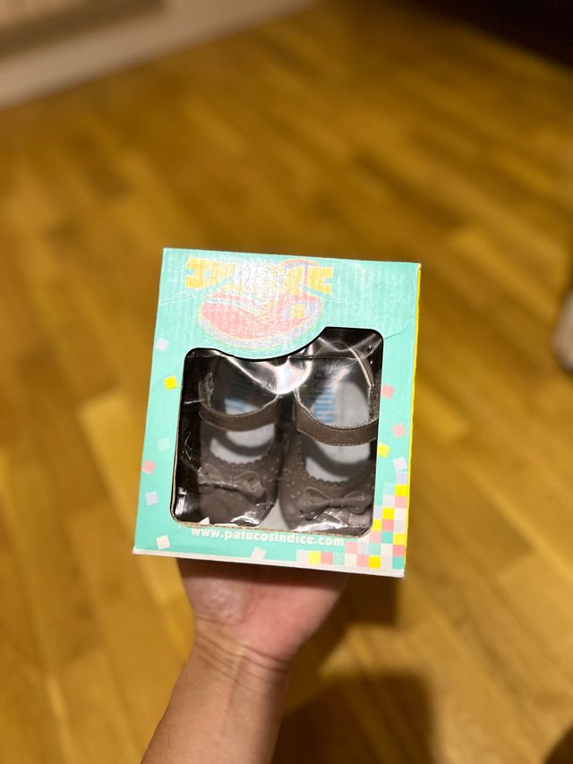 Patuco de charol de bebé talla 17.