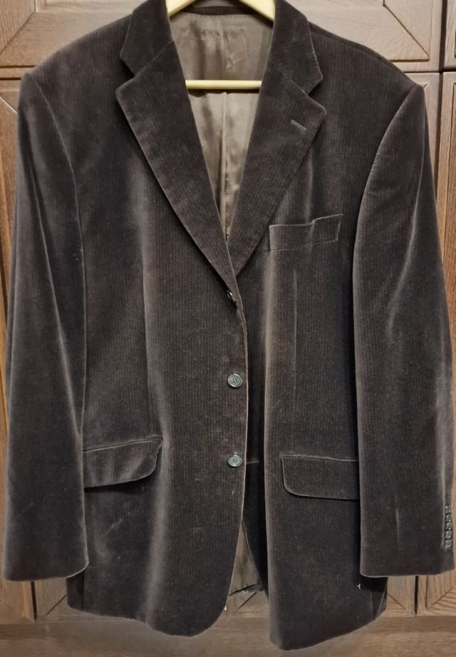 Americana de hombre de terciopelo marrón.