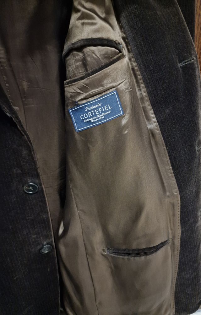 Americana de hombre de terciopelo marrón.