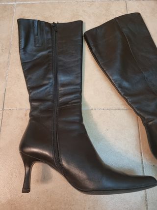 Botas altas de tacón en piel negras