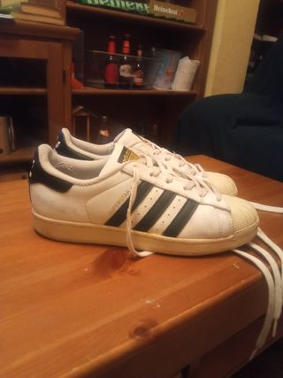 ADIDAS SUPERSTAR NUMERO 38 de segunda mano por 15 EUR en Leganés en WALLAPOP