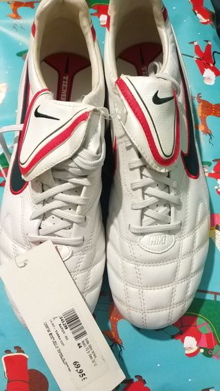 VENDO BOTAS DE FUTBOL NIKE TIEMPO EST.1984 NUEVAS. de segunda mano por 40  EUR en Tarragona en WALLAPOP