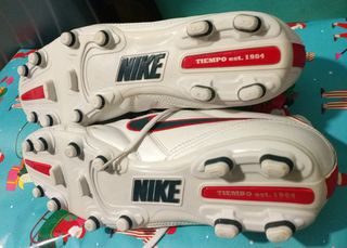 VENDO BOTAS DE FUTBOL NIKE TIEMPO EST.1984 NUEVAS. de segunda mano por 40  EUR en Tarragona en WALLAPOP