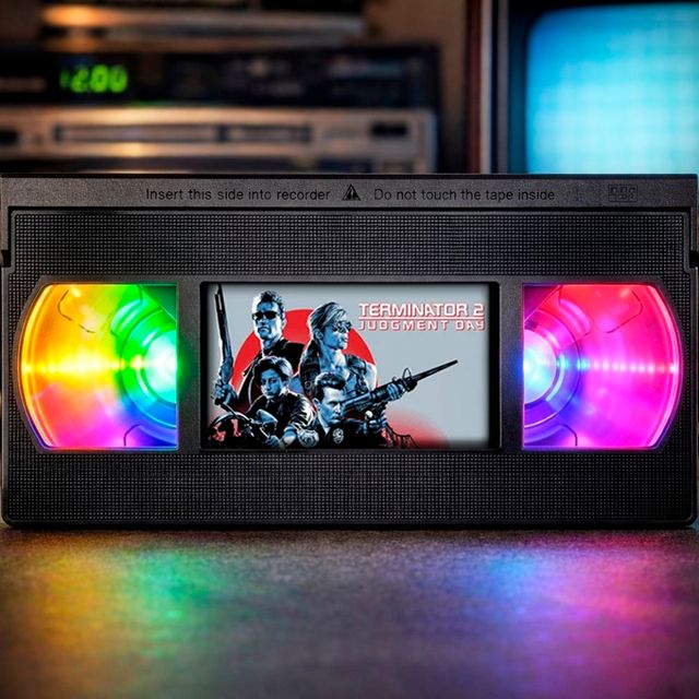 LÁMPARA TERMINATOR 2 VHS LED MULTICOLOR