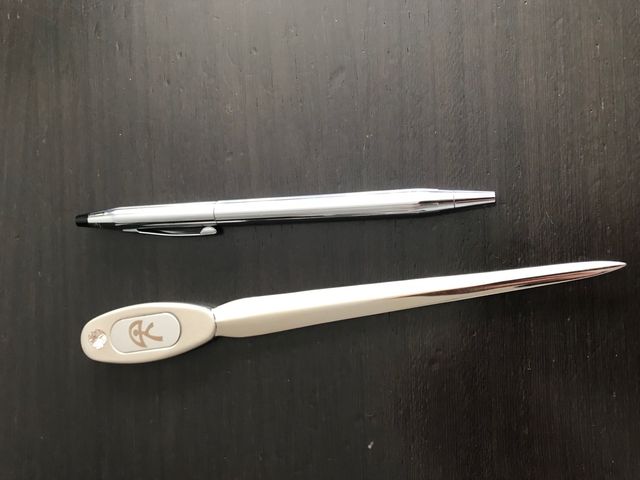 Estuche con bolígrafo y abrecartas