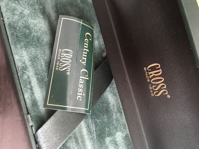 Estuche con bolígrafo y abrecartas