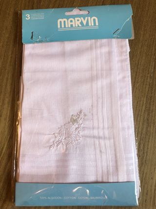 Tres Pañuelos blancos de señora . Marvin