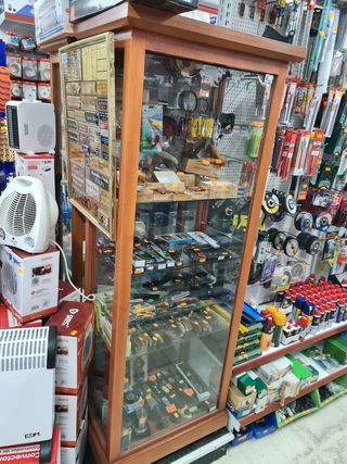Estantería vitrina de madera y cristal