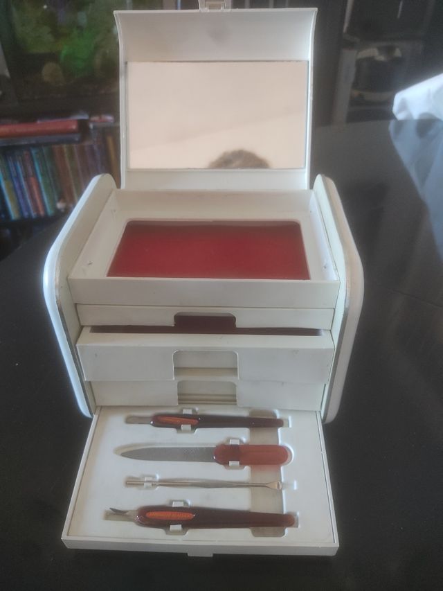 joyero con set de manicura