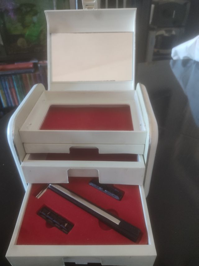 joyero con set de manicura