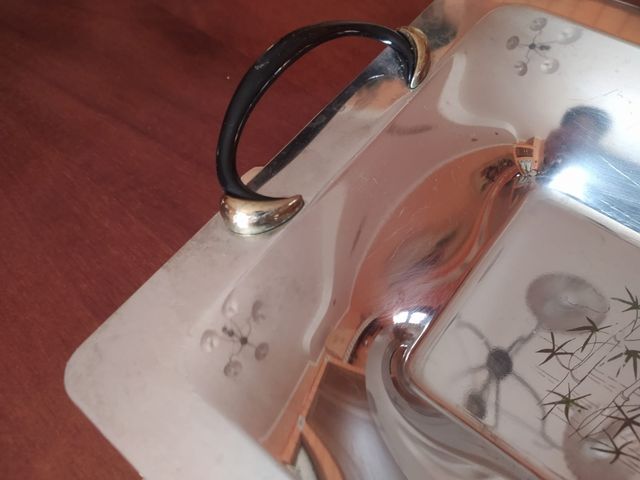 Vecchio vassoio in acciaio con disegno.