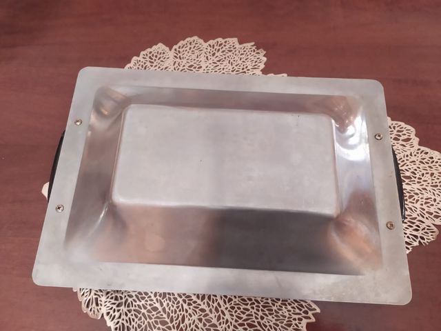 Vecchio vassoio in acciaio con disegno.