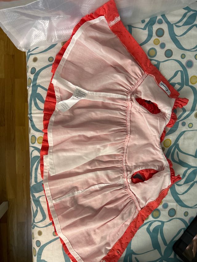 Vestido color coral .