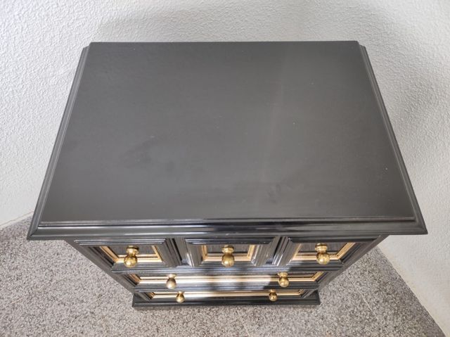 Mesita / simfonier antiguo de habitación.