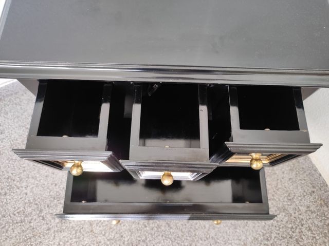 Mesita / simfonier antiguo de habitación.