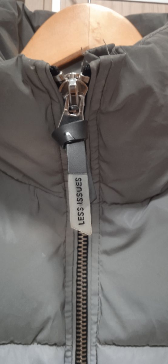 Cazadora reflectante Bershka.