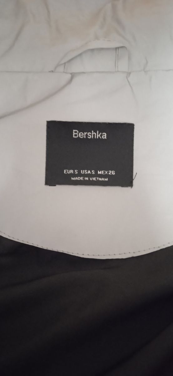Cazadora reflectante Bershka.