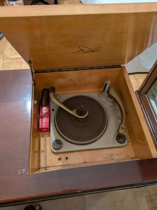 Mueble radio tocadiscos antiguo