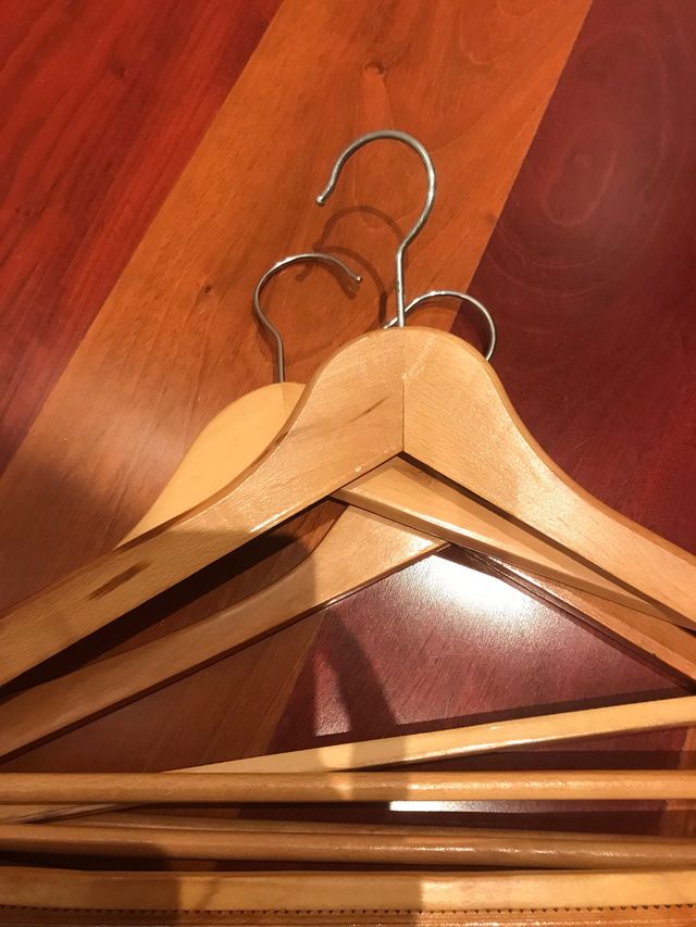 Lote 10 perchas de madera