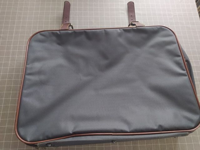 Maleta vintage de color marrón y verde