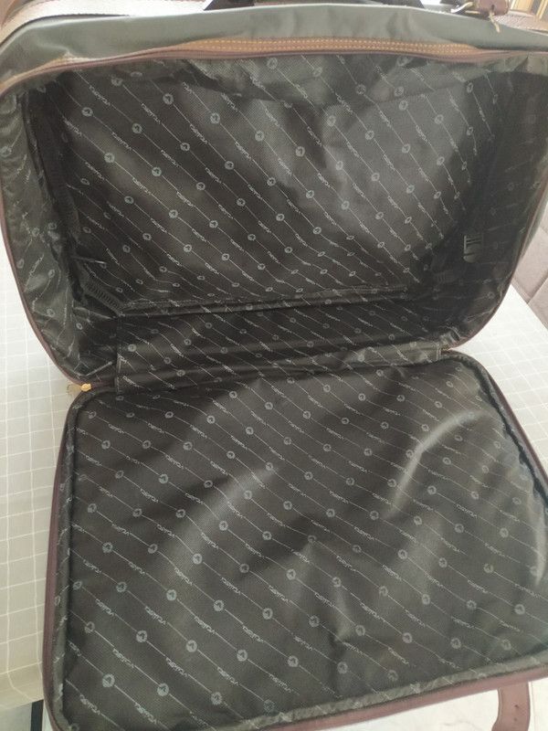 Maleta vintage de color marrón y verde