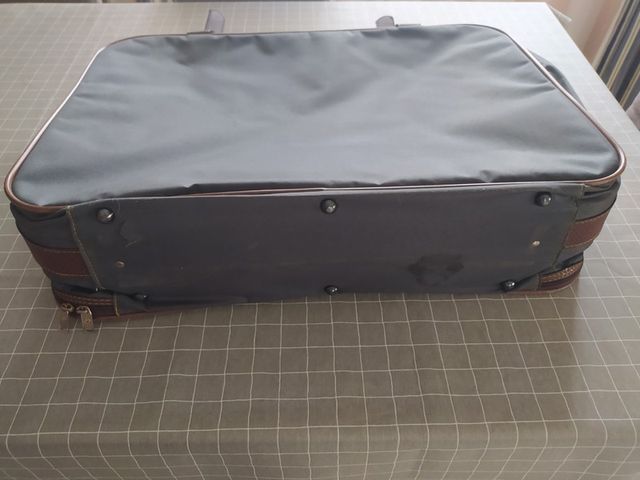 Maleta vintage de color marrón y verde