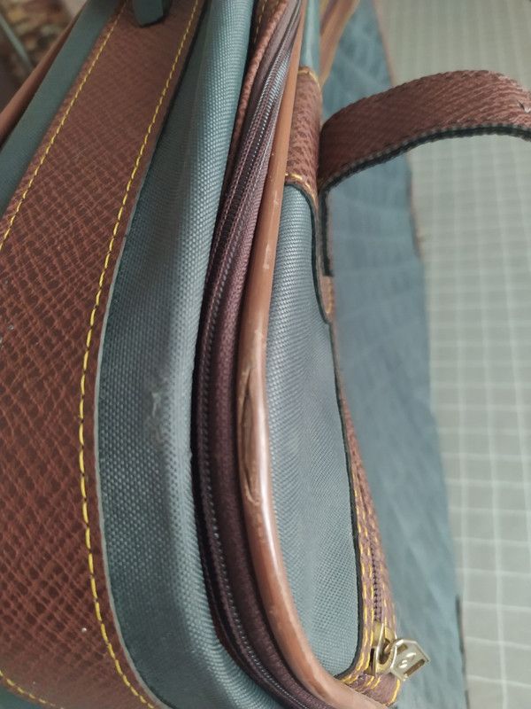 Maleta vintage de color marrón y verde