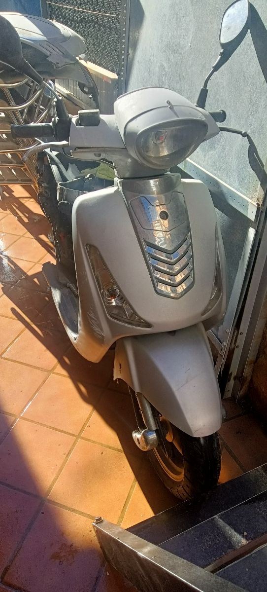 Chollo piezas de Moto Aiyumo Capri 125 gripada