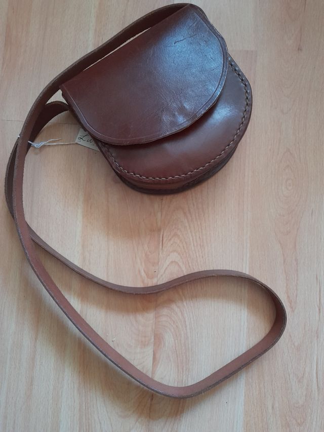 Bolso de cuero. Artesania