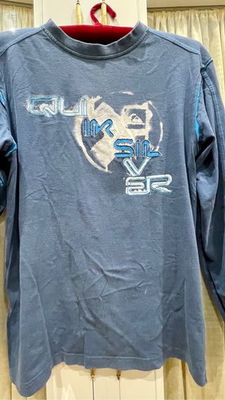Camiseta quiksilver azul de manga larga.