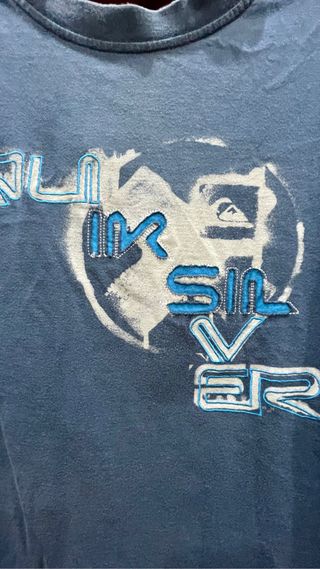 Camiseta quiksilver azul de manga larga.
