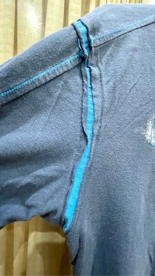 Camiseta quiksilver azul de manga larga.