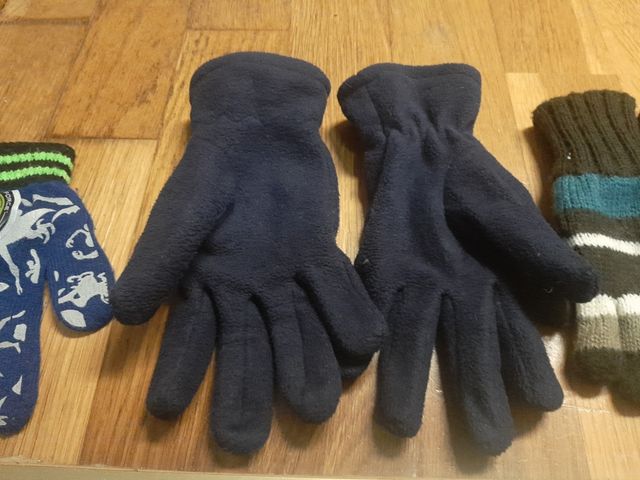 cuatro pares de guantes niño o niña
